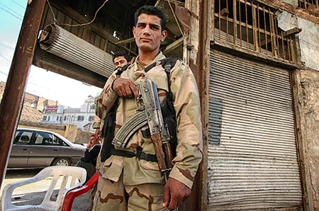 Soldado curdo (peshmerga) permanece em guarda em Arbil, Iraque, Curdistão.